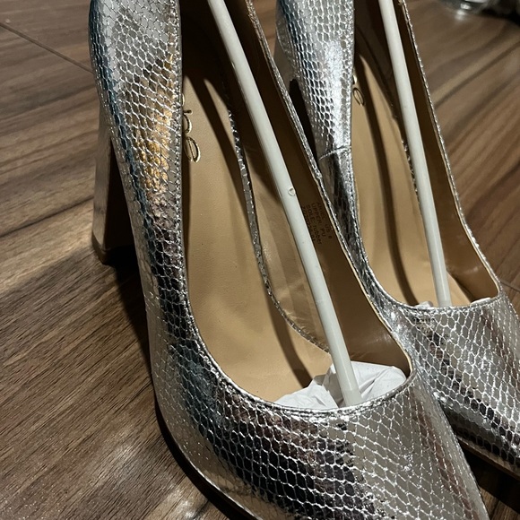 NWT Bebe Ariel Block Heel Pump, Size 8, silver, 3.5” heel - Picture 5 of 6